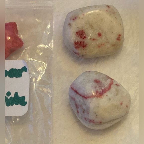 2 Cinnabar tumbles & 1 small Rhodonite star - Picture 5 of 16